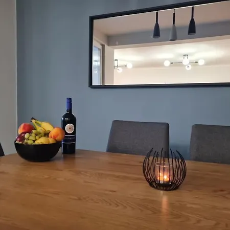 Spacious Two Bedroom Flat In The Heart Of Apartment *