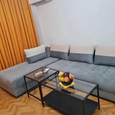 Spacious Two Bedroom Flat In The Heart Of Apartment *